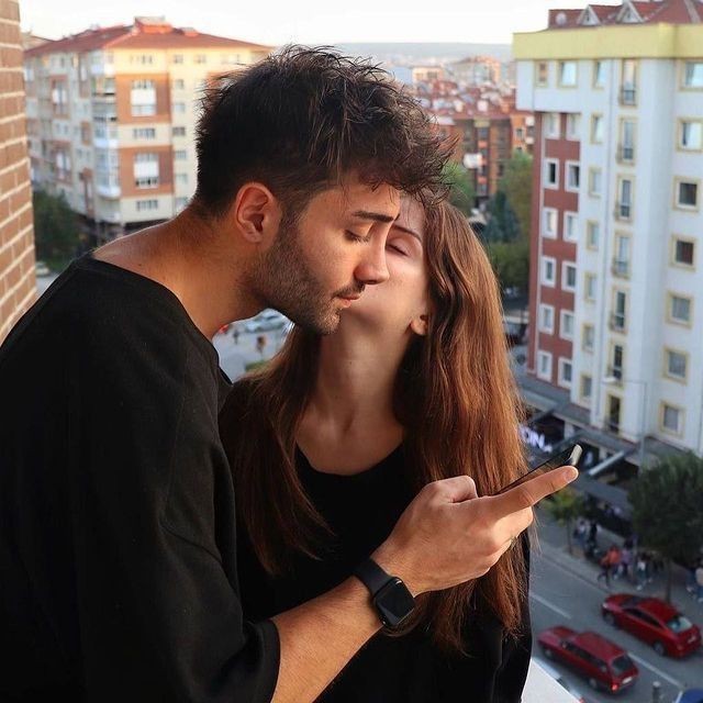 Çevrimiçi olup olmadığını kontrol ettiğiniz biri var mı?