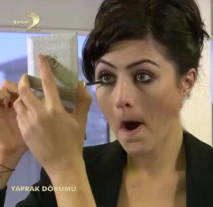 Kizlar neden aynada gözüne rimel çekerken resimlerdeki gibi ağızlarını böyle yaparlar?