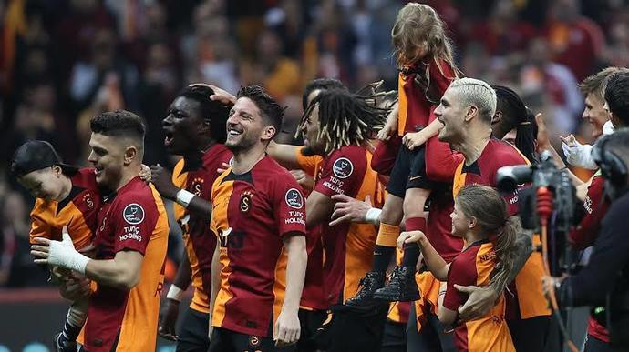 Türkiyenin yüzüncü yılında, Süper Ligin en büyüğü Galatasaray oldu. Neler söylemek istersiniz?