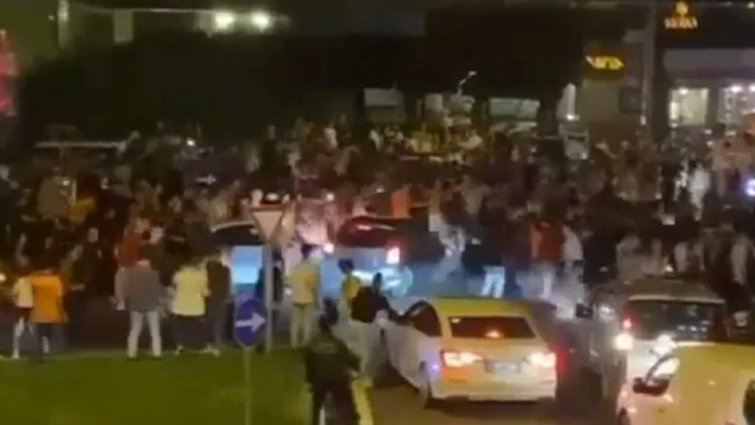 Bursada bir sürücü, kutlama yapan Galatasaray taraftarlarının arasına daldı. Beraber kutlama yapmayı ne zaman öğreneceğiz?
