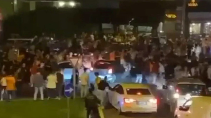 Bursa'da bir sürücü, kutlama yapan Galatasaray taraftarlarının arasına daldı. Beraber kutlama yapmayı ne zaman öğreneceğiz?