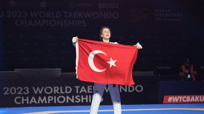 Dünya Taekwondo Şampiyonası'nda Merve Dinçel, dünya şampiyonu oldu. Kadın sporcularımızın başarıları gurur verici değil mi?
