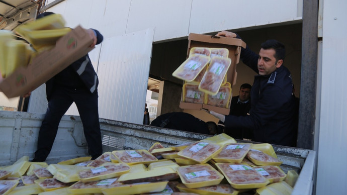 Şanlıurfada bir lokantada 500 kilo bozuk tavuk eti bulunmuş. Kokmasın diye çamaşır suyuyla yıkamışlar. Cezaları ne olmalı sizce?