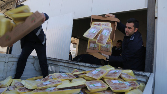 Şanlıurfa'da bir lokantada 500 kilo bozuk tavuk eti bulunmuş. Kokmasın diye çamaşır suyuyla yıkamışlar. Cezaları ne olmalı sizce?