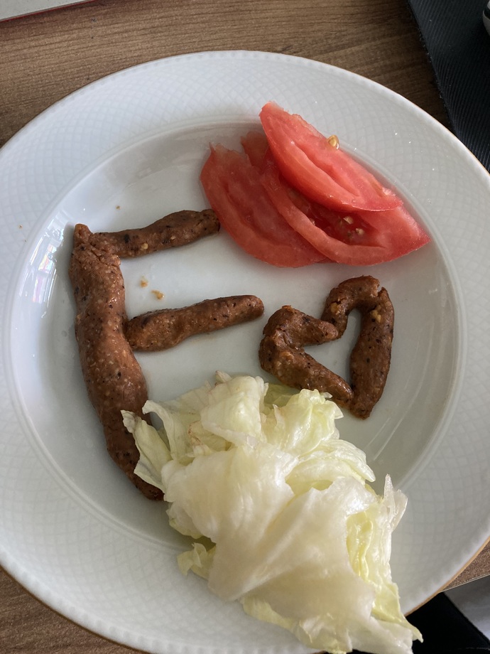 Sevdiğinin baş harfini çiğ köfte ile yazmak romantiklik midir?