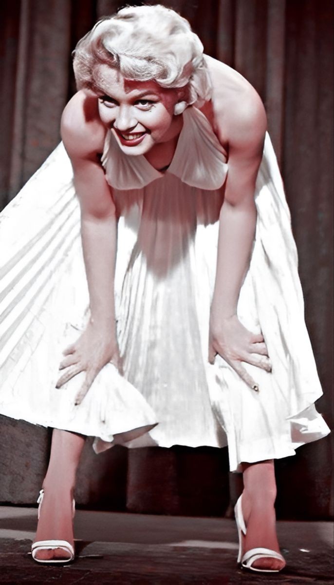 Bugün Marilyn Monroenun doğum günü! Dünyaya daha güzel bir kadın geldi mi sizce 😍?