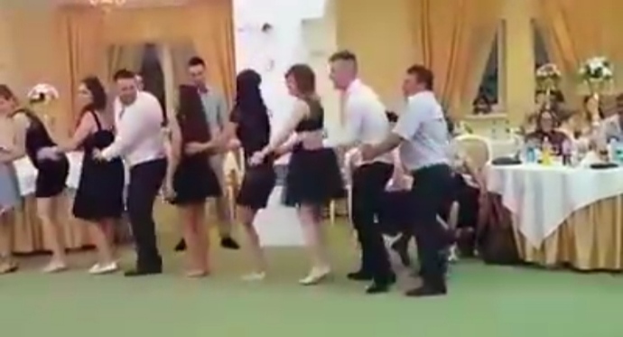 Bu penguen 🐧 dansına neden bukadar gülüyorum ben yaa 🤣