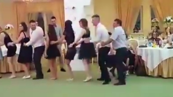 Türkiye'de penguen dansı neden yaygınlaşmadı sizce? Peki siz hangi yöresel oyunu kimlerle oynamak isterdiniz?