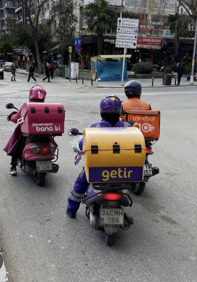 Moto kuryelerin trafikte ki slalom yapar gibi gitmelerinin cezası yok mu ya?