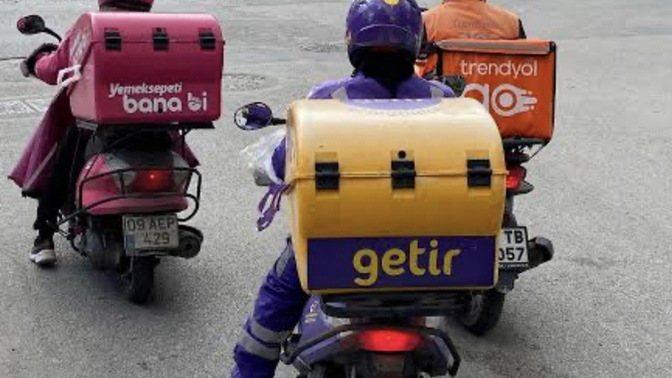 Moto kuryelerin trafikte ki slalom yapar gibi gitmelerinin cezası yok mu ya?