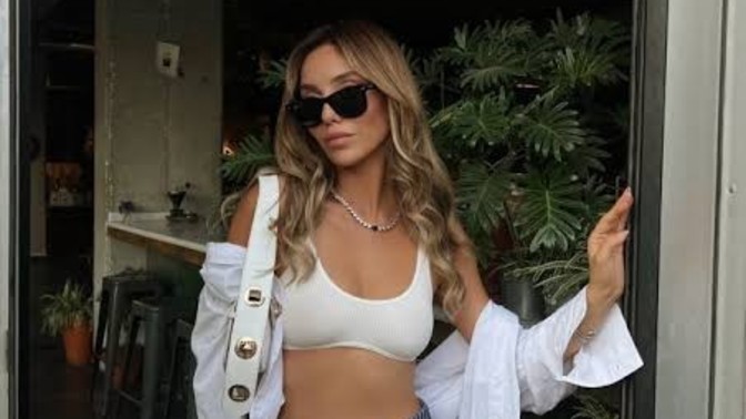 Açık saçık giyinip vücudunu sergileyen kadınlara ve kızlara çok acıyorum. Siz ne dersiniz?