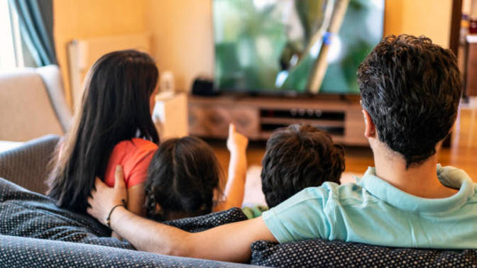 Eğitim seviyesi düştükçe TV izleme oranı yükseliyormuş. Sen TV izler misin?