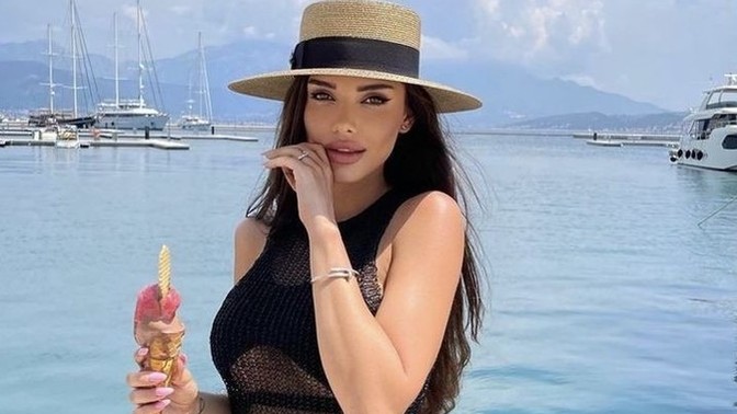 Siyah mayoların asla modası geçmez mi?