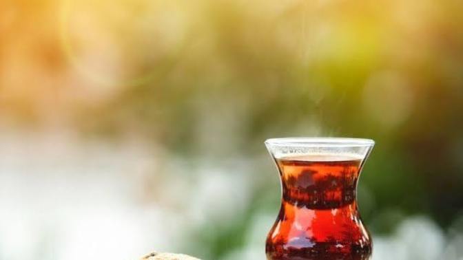 Sizce çay demlenmesinin üstünden ne kadar süre geçerse bayatlar?