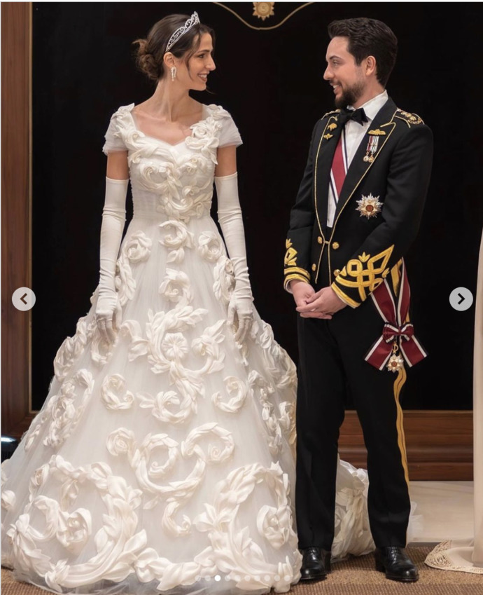 Dünya bir royal wedding daha gördü. Prenses Rajwanın hangi gelinliği favorin?