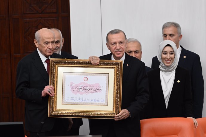 Cumhurbaşkanı Recep Tayyip Erdoğan Yemin Töreninde Mazbatasını Aldı , 2023-2028 süreci Sizce Nasıl Geçecek?