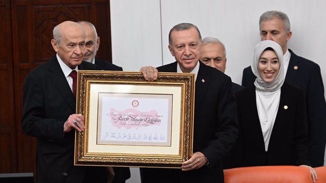 Cumhurbaşkanı Recep Tayyip Erdoğan Yemin Töreninde Mazbatasını Aldı , 2023-2028 süreci Sizce Nasıl Geçecek?