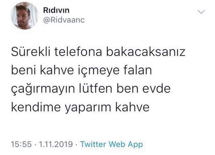 Sürekli telefona bakan arkadaşın kahve davetine gidilir mi?