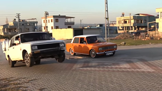 Görseldeki turuncu arabanın modeli ne bilen var mı acaba?
