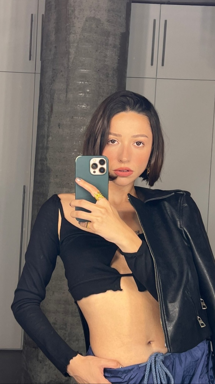 Zeynep Bastık giyim konusunda çok çılgın değil mi sizcede?
