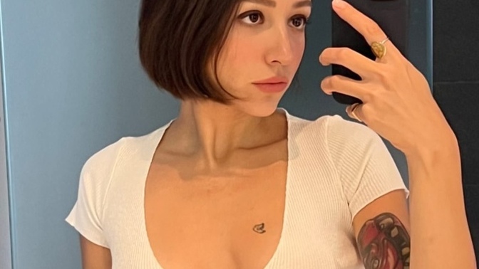 Zeynep Bastık giyim konusunda çok çılgın değil mi sizcede?