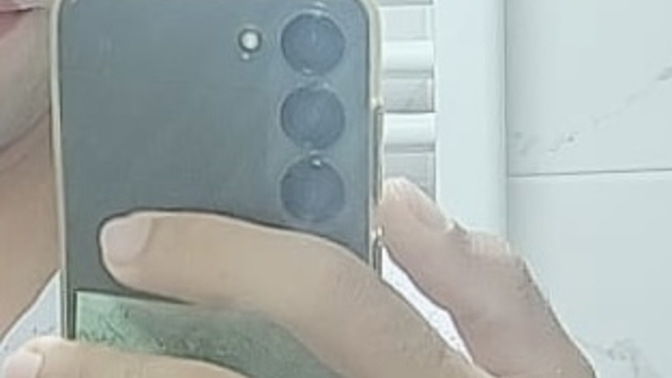 Resimdeki telefonun modeli nedir bilen var mı?