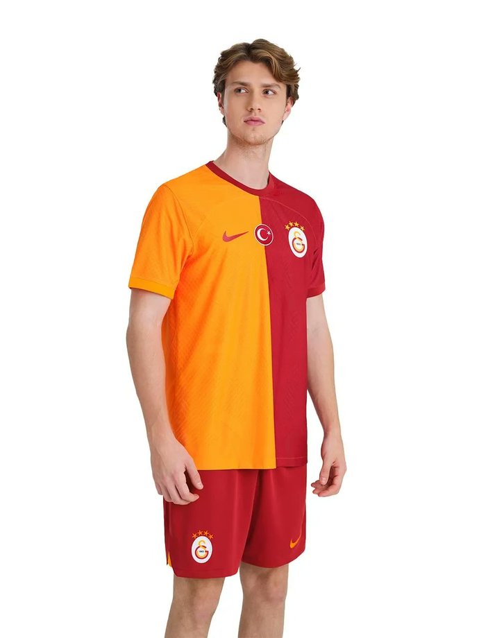Galatasaray, gelecek sezon giyeceği iç saha formasını tanıttı. Formayı nasıl buldunuz 💛❤️?