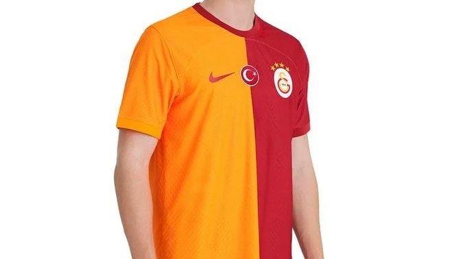 Galatasaray, gelecek sezon giyeceği iç saha formasını tanıttı. Formayı nasıl buldunuz 💛❤️?