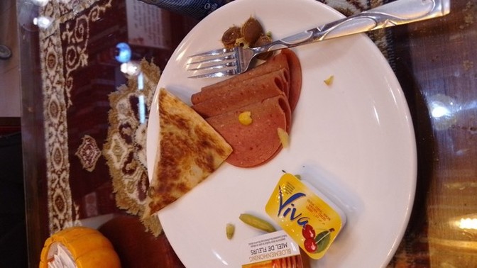 Benimle kahvaltı yapmak isteyen var mı?