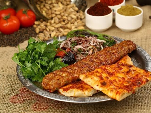 Yaprak sarma mı, Adana kebap mı?
