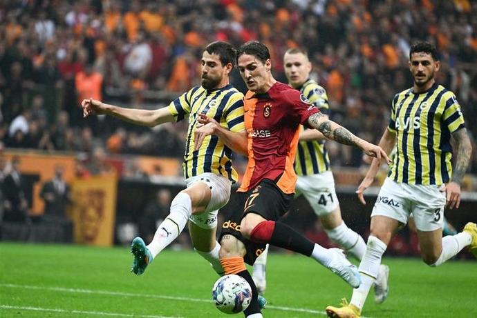 Galatasaray, Fenerbahçeyi 3-0 yenerek şampiyonluk kutlamalarına başladı! Hangi takımlısınız?
