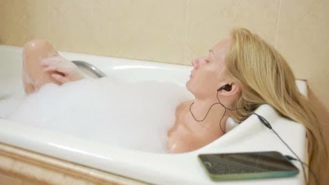 Müzik dinlediğiniz absürt bir yer var mı?