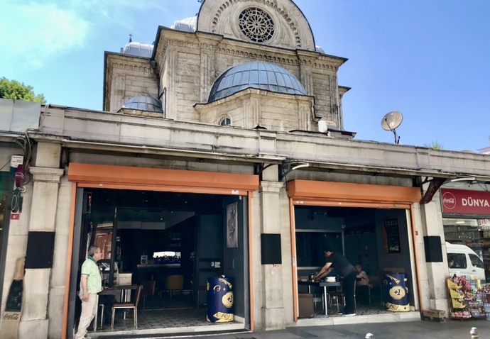 Tarihi eski mekanlarda mı yoksa daha lüks mekanlarda mı yiyip, içmek senin için daha hoş olur?