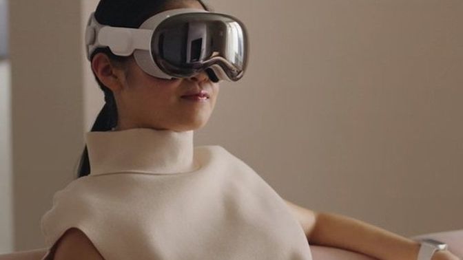 Karma gerçeklik gözlüğü Apple Vision Pro tanıtıldı, Amerika'da 3.499 dolara satılacak. Türkiye'de sizce kaç TL olur?
