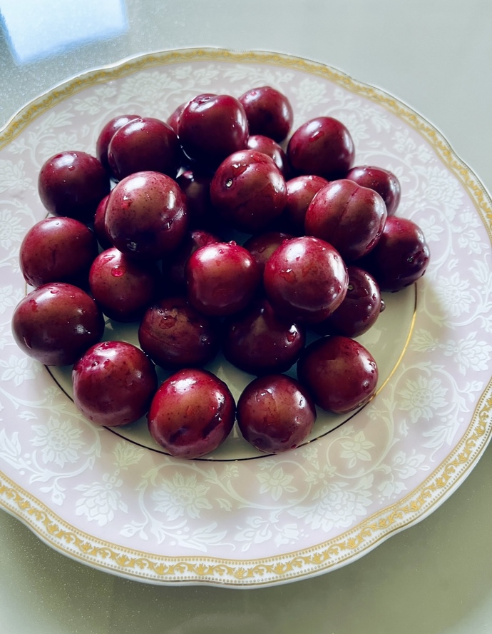 Bahçeden organik kırmızı erik, sever misin?