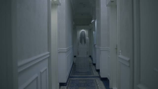 Gece uyku sersemi kalktın tuvalete gidiyorsun. Holde kimi görsen korkarsın?