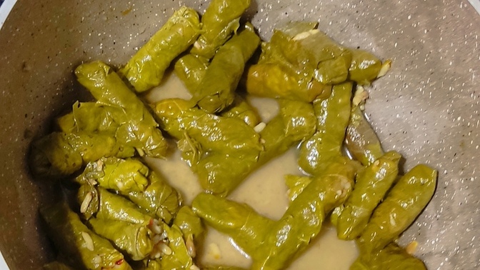 Gece gece dolma yiyorum, eşlik etmek isteyen var mı?