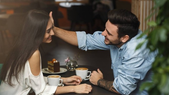 Sevdiğinizle ev ortamında kahvaltı yapmak mı daha güzel yoksa dışarıda kafede mi?