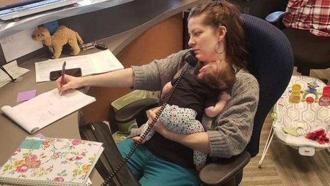 Erkeklerin kadınlardan hem çalışmasını, hem ev işlerinde marifetli olmasını beklemesi sinir bozucu değil mi?