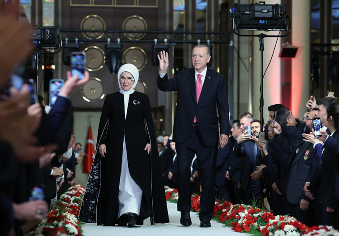 Geçen tören tam bir İmparatorluk Töreni gibiydi değil mi. Onlarca ülkenin lideri Erdoğanın zaferi için tebrike geldi. İzledin mi?
