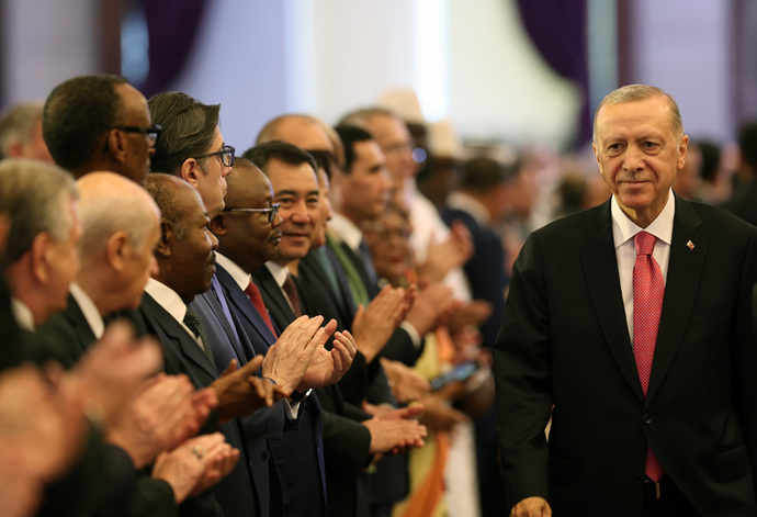 Geçen tören tam bir İmparatorluk Töreni gibiydi değil mi. Onlarca ülkenin lideri Erdoğanın zaferi için tebrike geldi. İzledin mi?