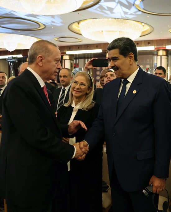 Geçen tören tam bir İmparatorluk Töreni gibiydi değil mi. Onlarca ülkenin lideri Erdoğanın zaferi için tebrike geldi. İzledin mi?