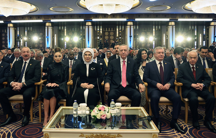 Geçen tören tam bir İmparatorluk Töreni gibiydi değil mi. Onlarca ülkenin lideri Erdoğanın zaferi için tebrike geldi. İzledin mi?