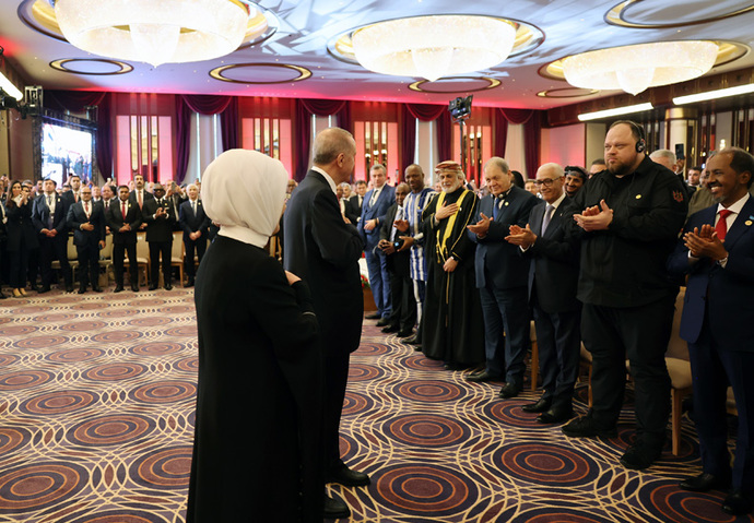 Geçen tören tam bir İmparatorluk Töreni gibiydi değil mi. Onlarca ülkenin lideri Erdoğanın zaferi için tebrike geldi. İzledin mi?