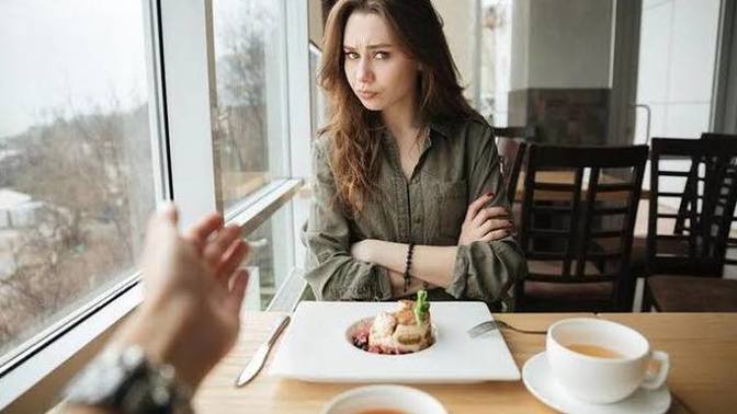 İlk buluşmada hesabı ödemeyen erkeğe cevabınız ne olurdu? Beyler hesabı öder misiniz?