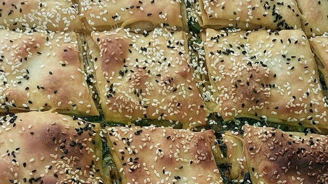 El açması tepsi böreği, ıspanaklı mı olmalı, kıymalı mı olmalıdır?
