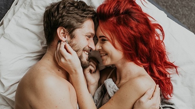 Eşinizi tam öperken kapı çalsa ne yaparsınız?