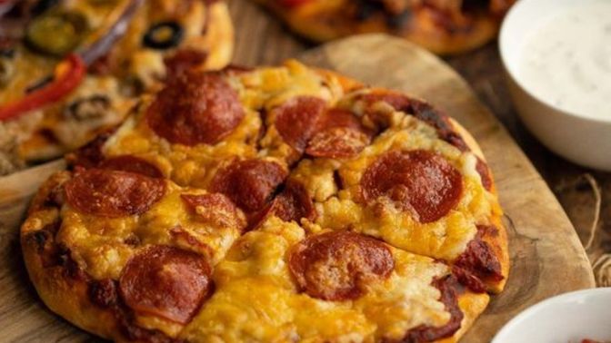 Dominos'tan 150 liraya iki tane ortaboy pizza mı söyleyeyim yoksa o paraya evde kendim mi yapayım?