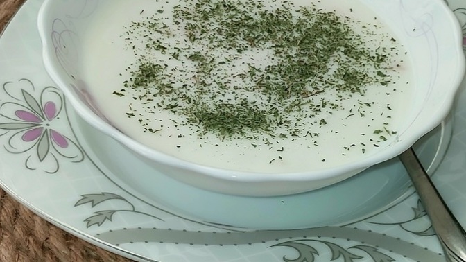 Yaz aylarının vazgeçilmezi soğuk ayran çorbasının yanına sizce ne gider?