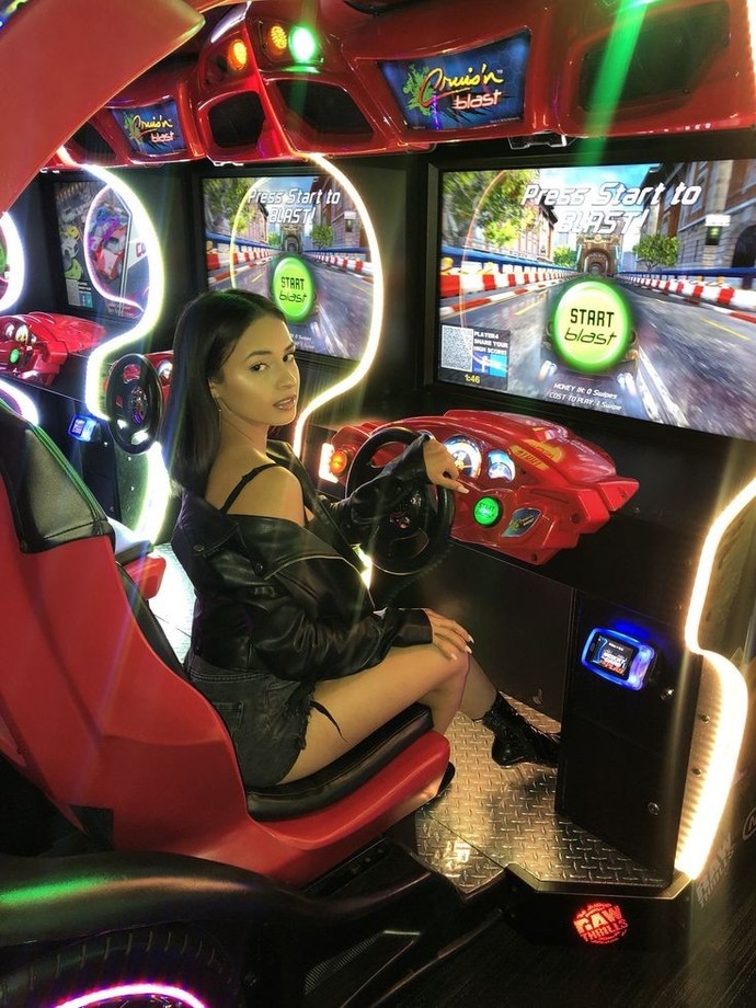 Araba yarış oyunlarını seven kızlar için ölünür mü?